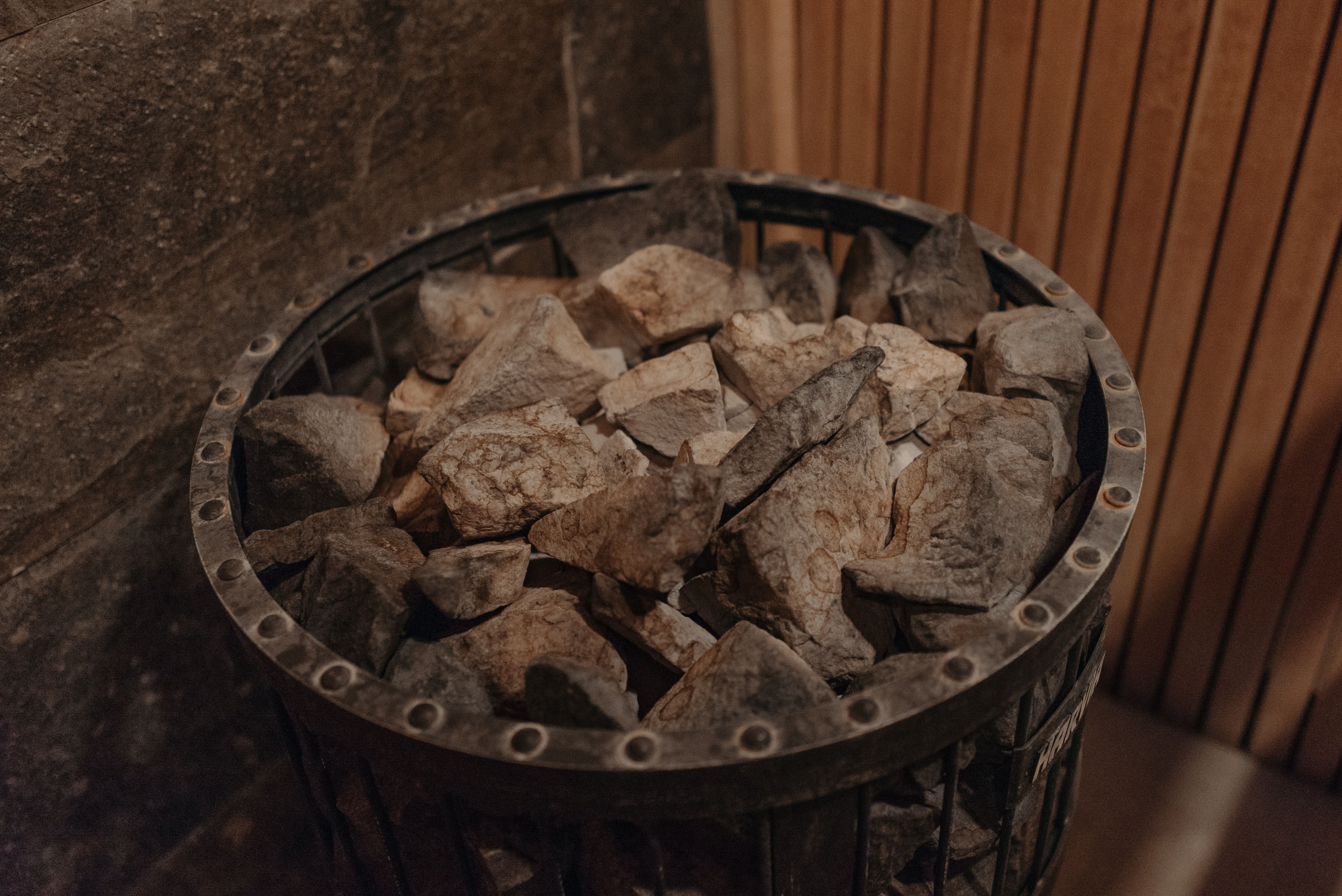 erhitzte-steine-herkunft-der-sauna.jpg