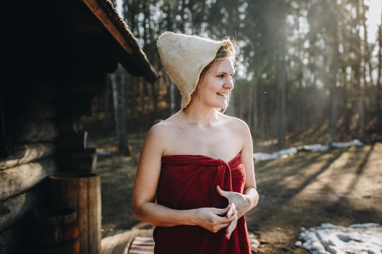 finnische-frau-vor-sauna-mit-filzhut.jpg
