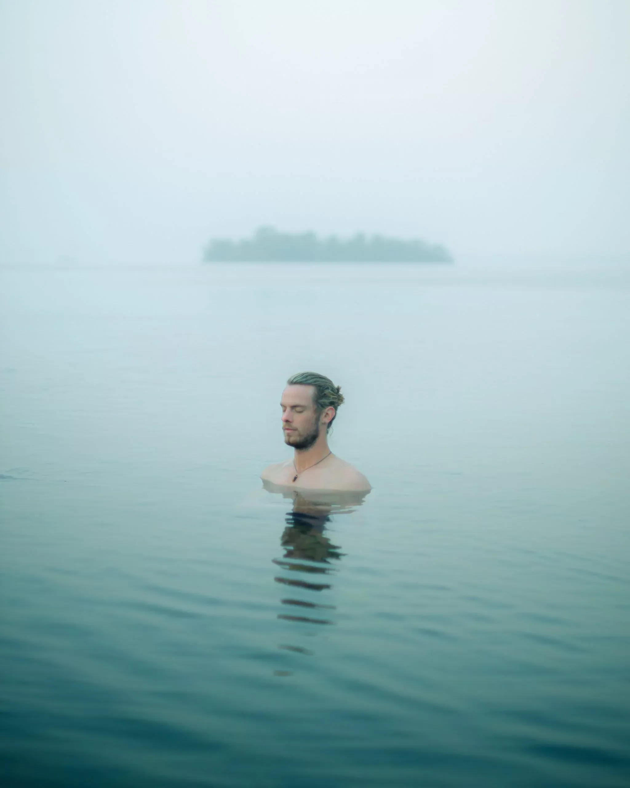 mann-badet-see-nach-saunagang.webp