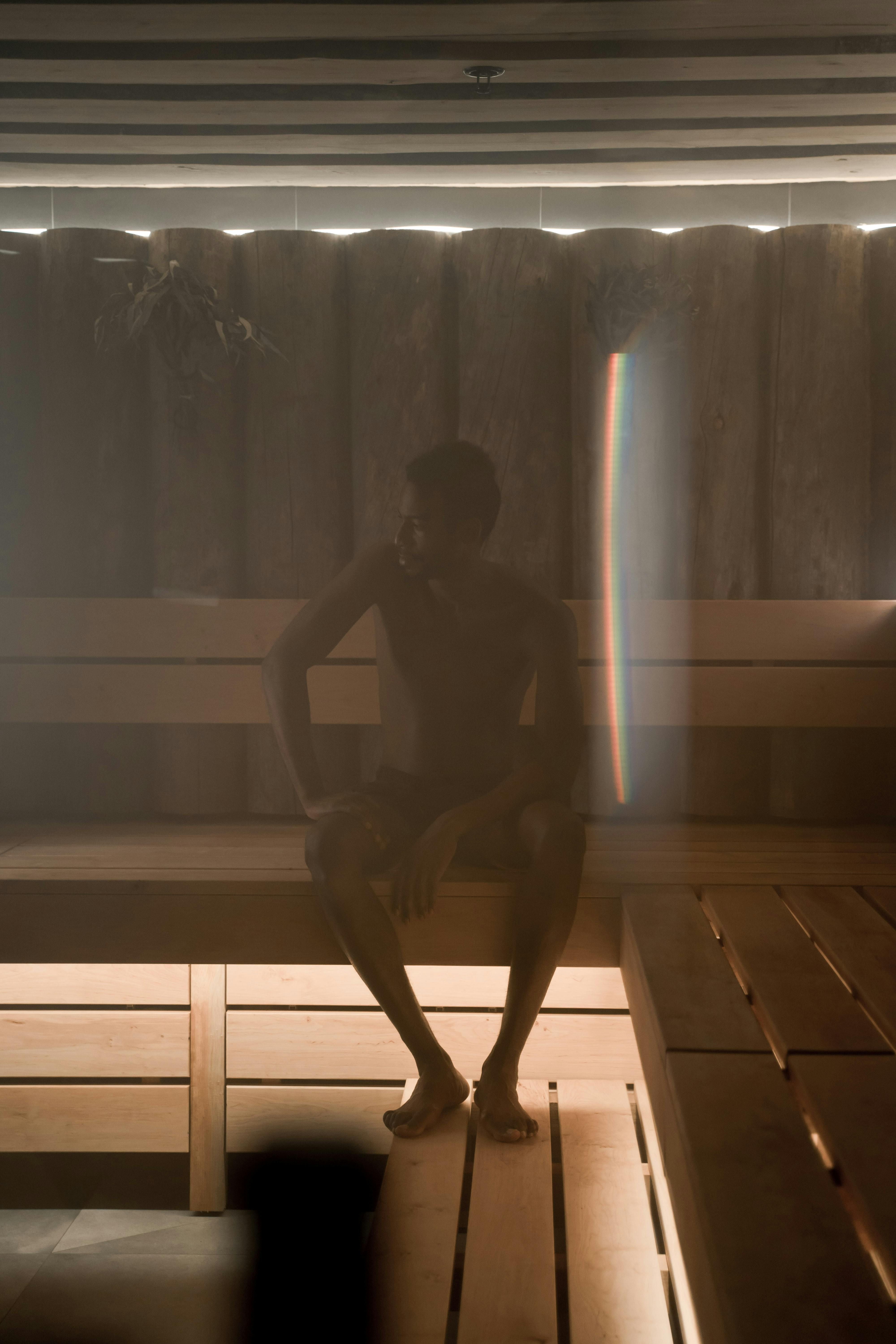 mann-schwitzt-in-sauna.jpg