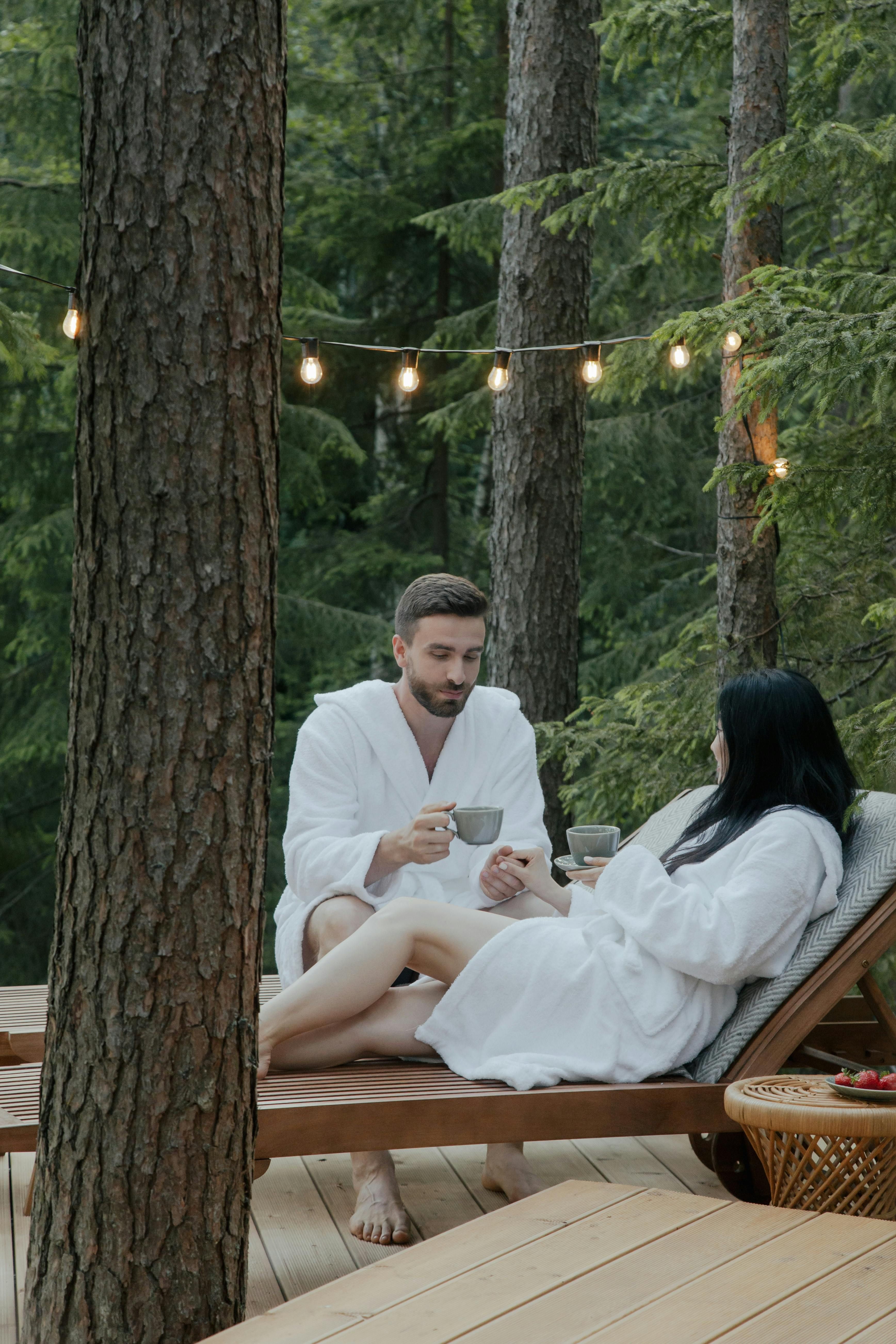 paar-geniesst-ruhephase-nach-sauna.jpg